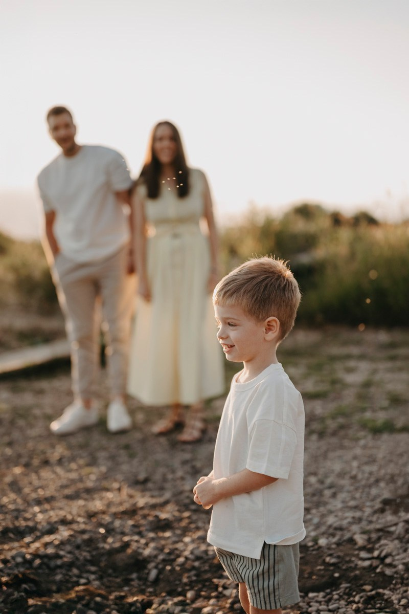 Djurdjica, Tadej i Miloje porodicno fotografisanje napolju. Deciji i porodicni fotograf u Beogradu Oksana Skendzic