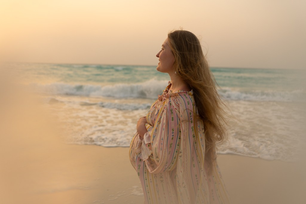 Stella and Ilya pregnancy photoshoot Saadyat. Professional Photographer Abu Dhabi, Dubai — Yulia Ismoilova | 2025