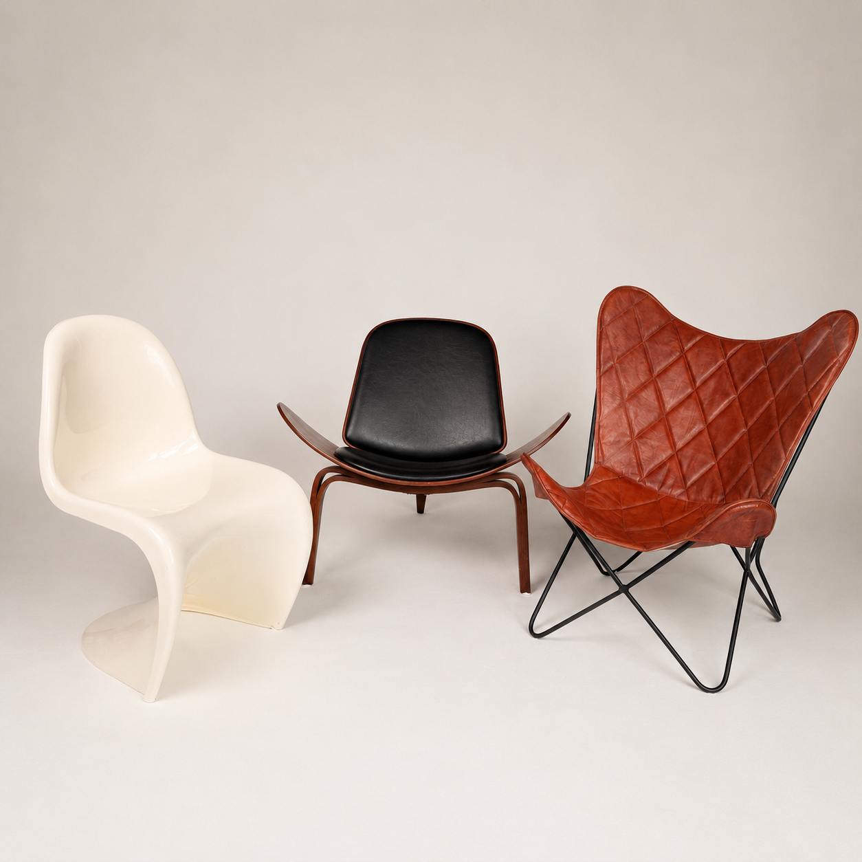 Drei Designklassiker Panton Chair Schalenstuhl und Butterfly Chair als Requisiten für Lookbook und Editorial Fotografie – Fotostudio München