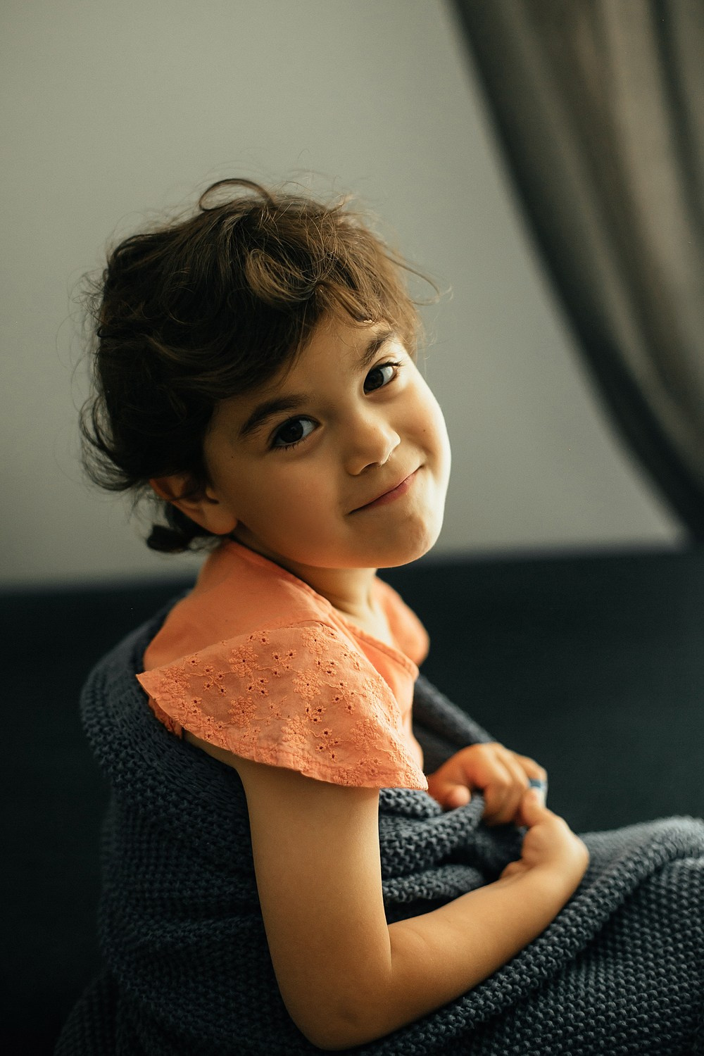 Mom&daughter at home. Family photographer in Israel
