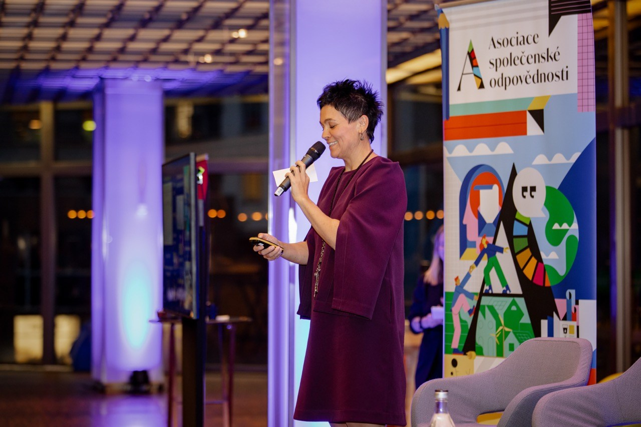 Firemní fotograf Praha. Dana Lišková — Empatická fotografka | Introspektivní umělkyně | Neurodivergentní koučka| Zakladatelka Artepy.cz