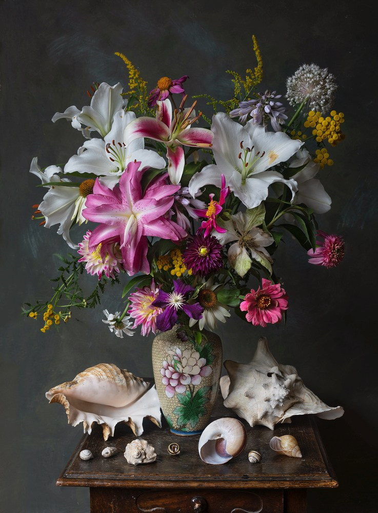 Натюрморт с белыми и розовыми лилиями и ракушками