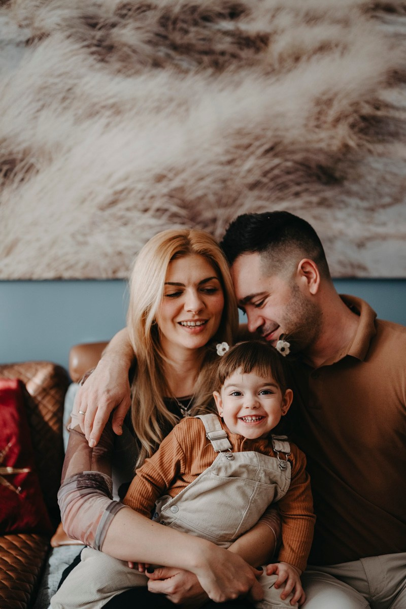 Natasa, Ema i Lazar — porodicno fotografisanje kod kuce. Deciji i porodicni fotograf u Beogradu Oksana Skendzic