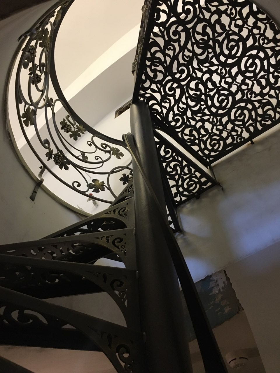 Винтовая лестница в крипту. Скульптор кузнец Мария Тарлецкая