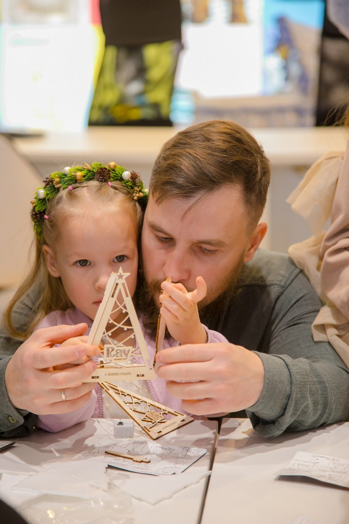 Чудеса на новогодней елке: хоровод игрушек. Репортажная съемка Shanghai Александр Ростов