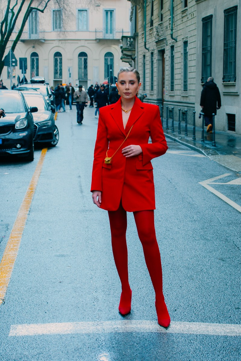 All red dressed. Street style in Milan. Milano Fashion Week
