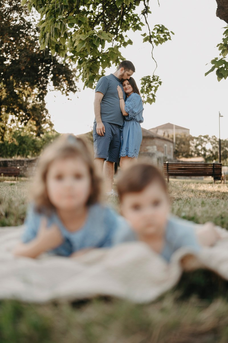 Jovana Zoran Jana i Bogdan — porodicno fotografisanje napolju. Deciji i porodicni fotograf u Beogradu Oksana Skendzic