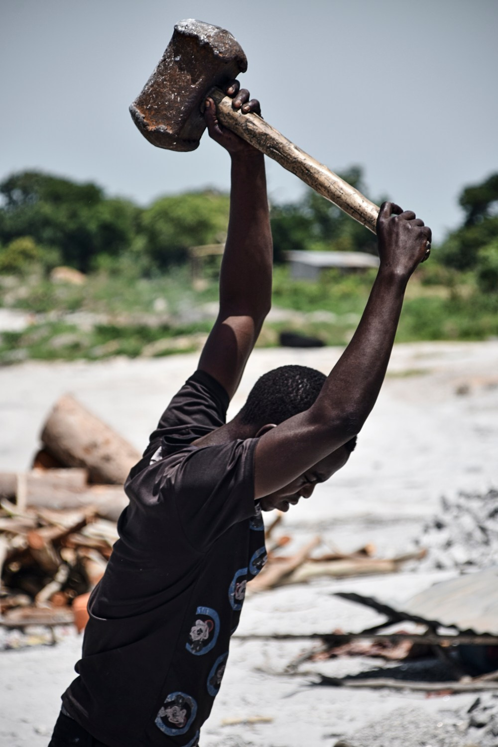 Parakou (BÉNIN), 15 juin 2018 – Un jeune homme casse des morceaux de granite pour en faire du gravier, dans une carrière en plein air près de Parakou, au nord du Bénin.