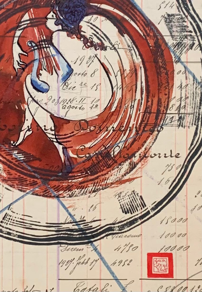 In Panem Quotidianum, Nadia Kuprina riflette sulla tradizione della decorazione dei piatti come forma di memoria culturale. Il piatto, dipinto in inchiostro seppia e ispirato alle ceramiche elleniche, non è semplice oggetto domestico: è superficie narrativa. Stampato a mano in linoleografia su un registro contabile del 1918–1930, dialoga con nomi e tracce di vite passate. L’opera mette in relazione antico e moderno, sottolineando come la ceramica decorata custodisca storie, identità e rituali di condivisione.