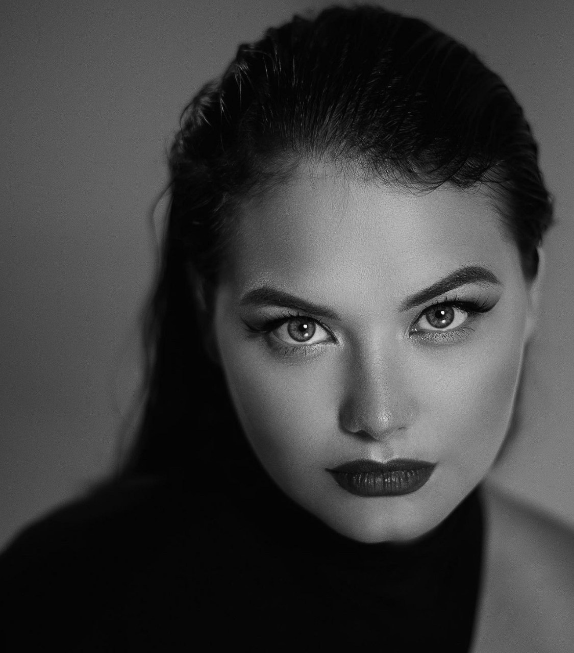 Portrait éditorial haut de gamme Lyon. Photographe de mode avec expertise en retouche haute précision