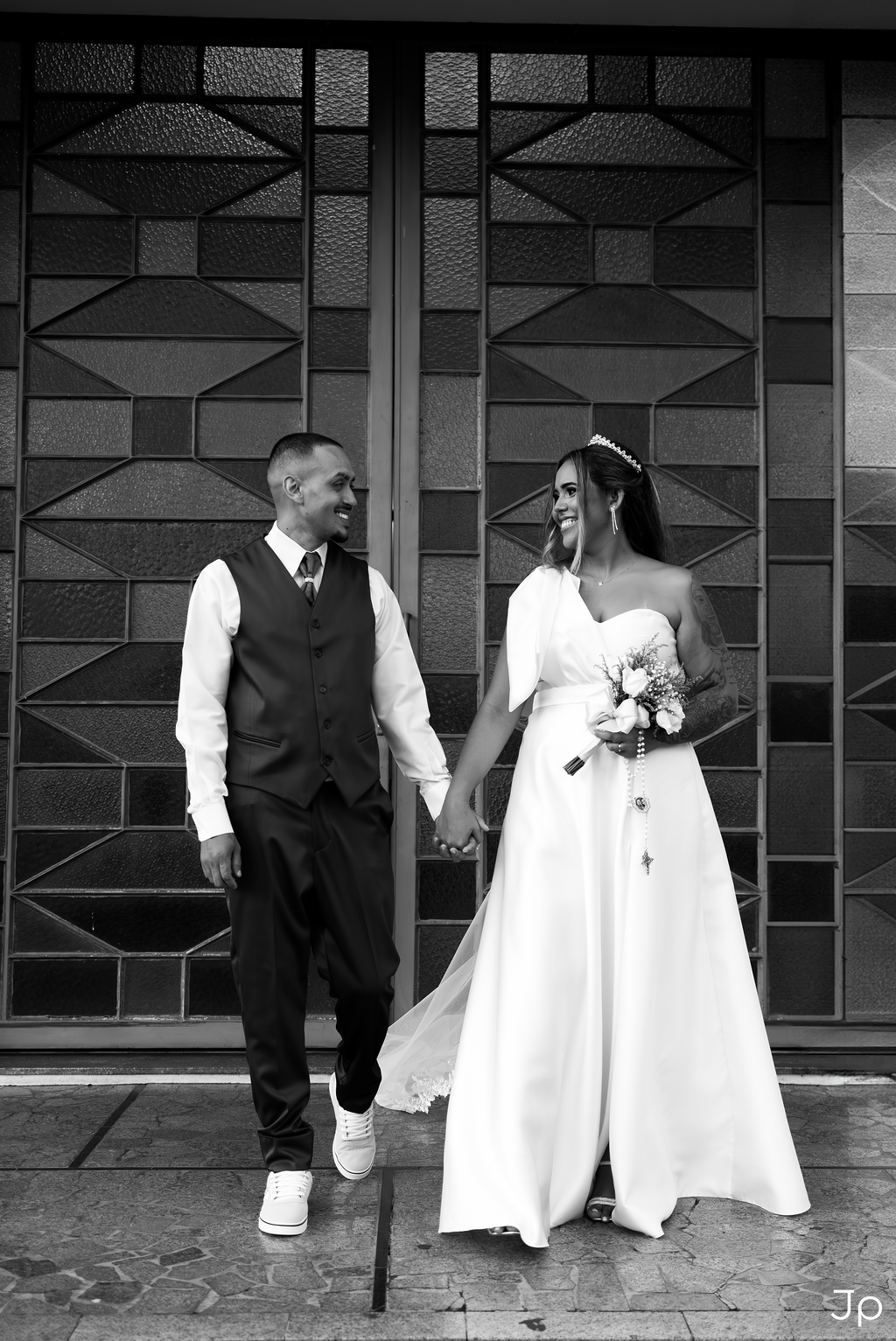 Casal posa de mãos dada para fotógrafo de Bariri s em ambiente externo.