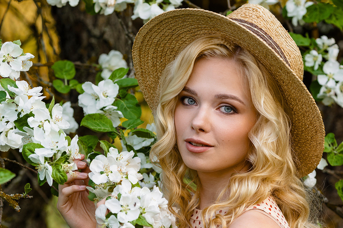 фото девушки в саду