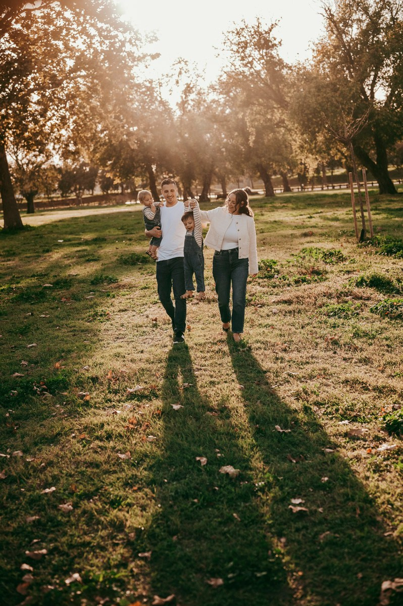 Aleksandra, Filip, Lion i Luka / PORODICNOFOTOGRAFISANJE napolju. Deciji i porodicni fotograf u Beogradu Oksana Skendzic
