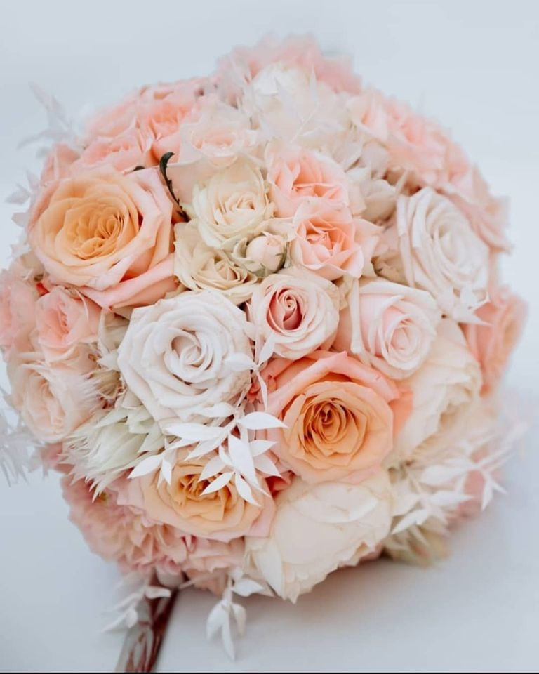 Līgavas pušķi pudera, persiku toņos. Event design, decoration, floristry, gift, Irina Novika, Riga, Latvia