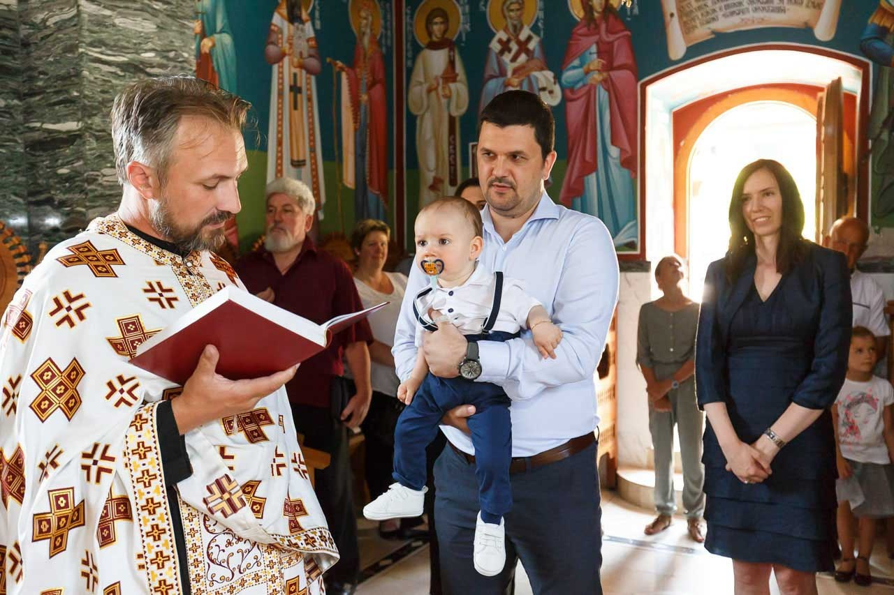 Detalji unutar crkve tokom obreda krštenja.