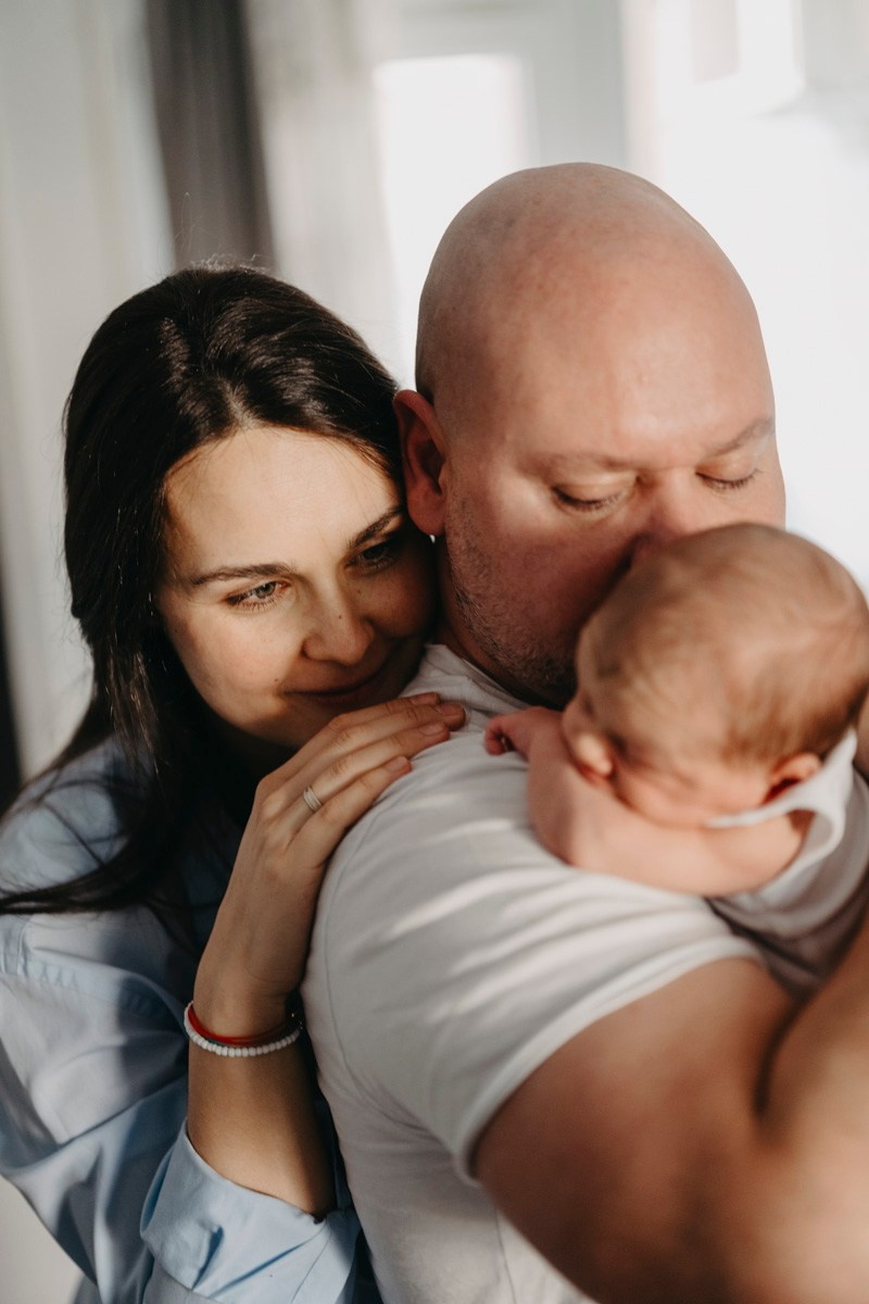 Kad je ljubav postala jos veca — porodicno fotografisanje kod kuce. Deciji i porodicni fotograf u Beogradu Oksana Skendzic
