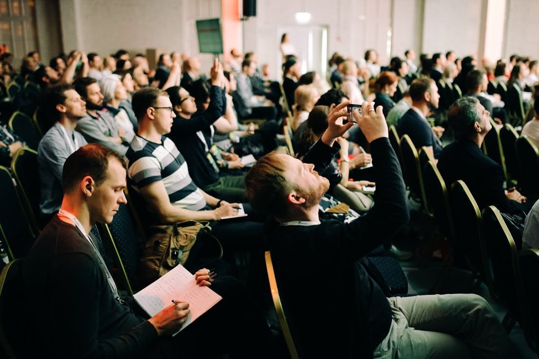 Biohakeru konference 2019 RISEBA hallē par miegu, uzturu, gavēšanu, rū
