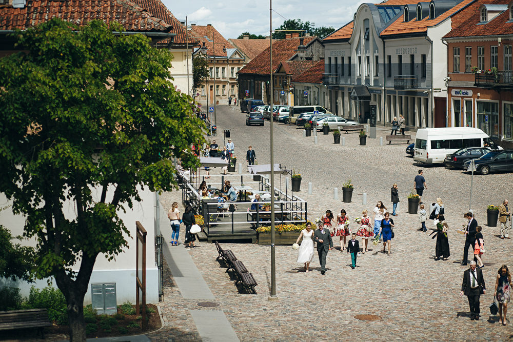 Agenturas Mīlestība organizētās kāzas Kuldīgā, balta volga un svinības