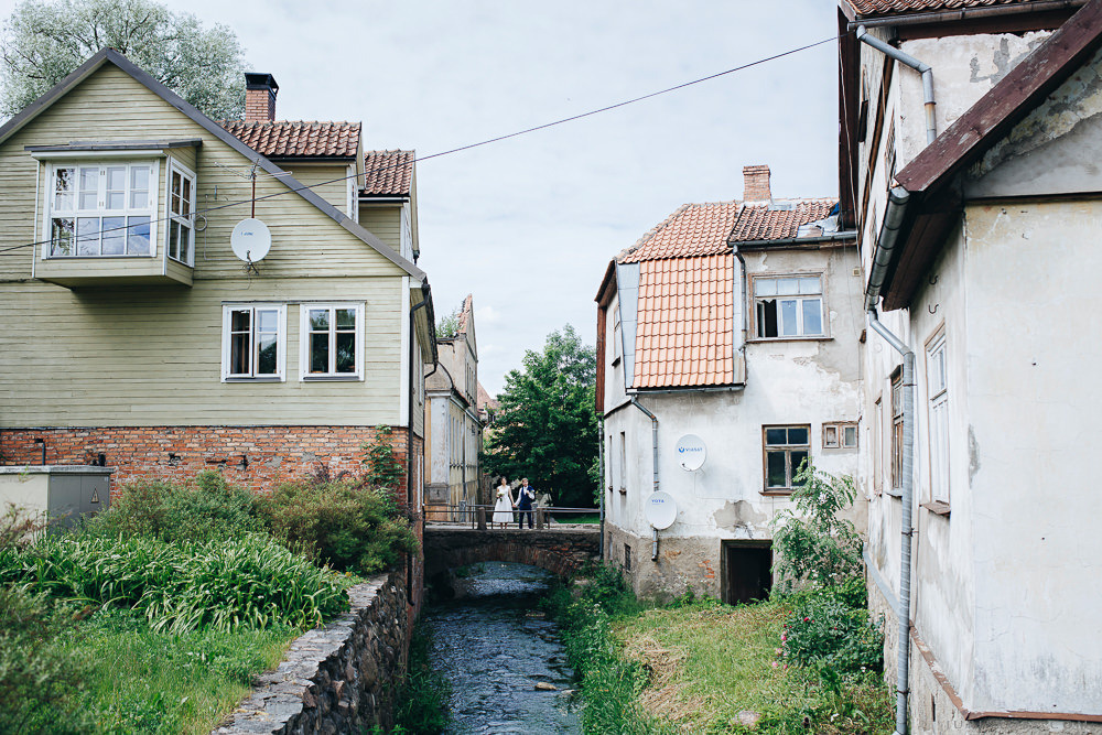 Agenturas Mīlestība organizētās kāzas Kuldīgā, balta volga un svinības