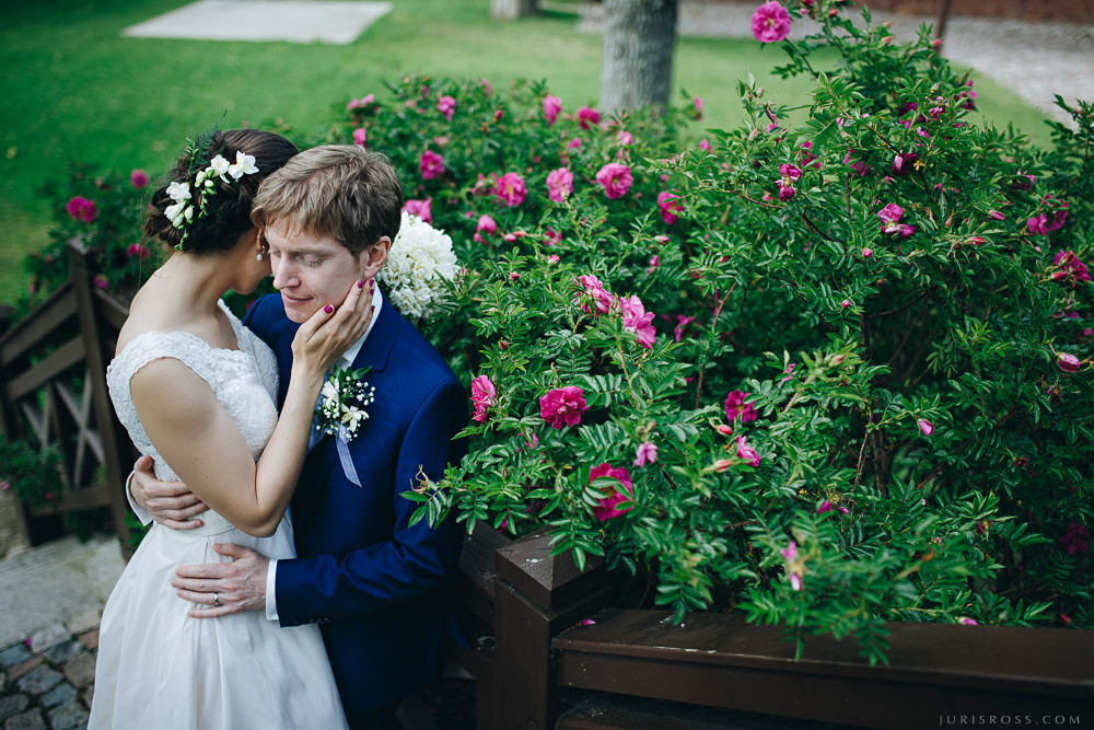 Agenturas Mīlestība organizētās kāzas Kuldīgā, balta volga un svinības