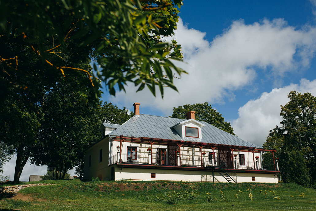 Kāzu solījums vējainā jūras krastā un mielasts romantiskā Liepupes mui