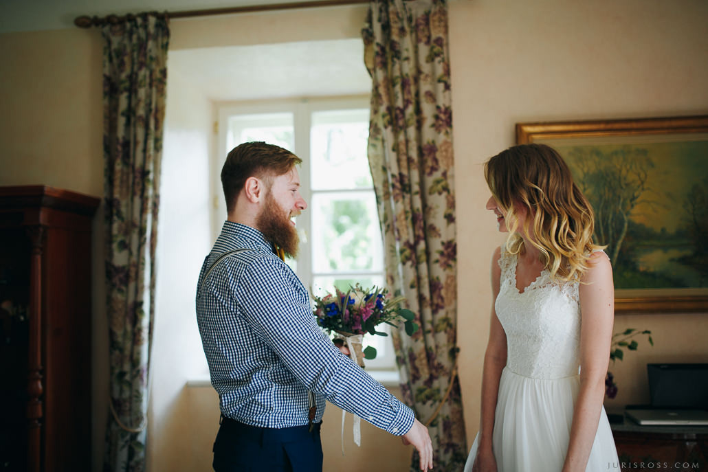 Kāzu solījums vējainā jūras krastā un mielasts romantiskā Liepupes mui