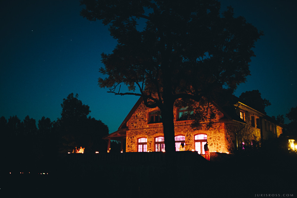 Agenturas Mīlestība organizētās kāzas Kuldīgā, balta volga un svinības