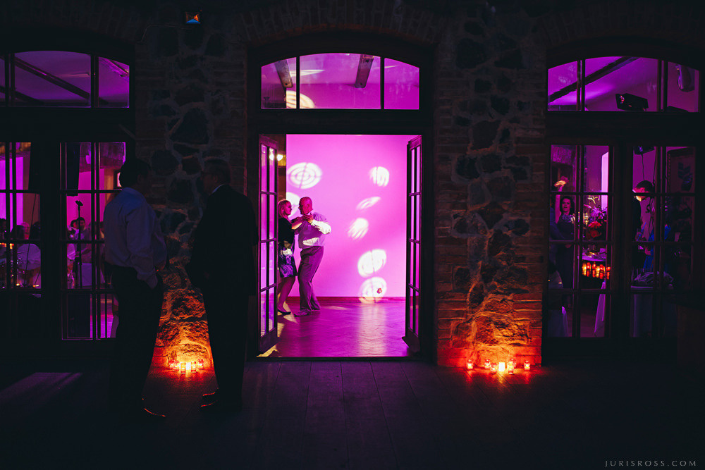 Agenturas Mīlestība organizētās kāzas Kuldīgā, balta volga un svinības