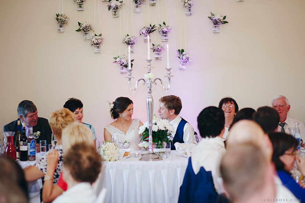 Agenturas Mīlestība organizētās kāzas Kuldīgā, balta volga un svinības