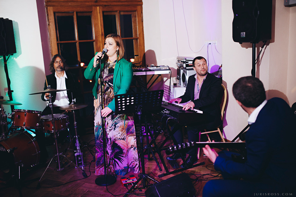 Agenturas Mīlestība organizētās kāzas Kuldīgā, balta volga un svinības