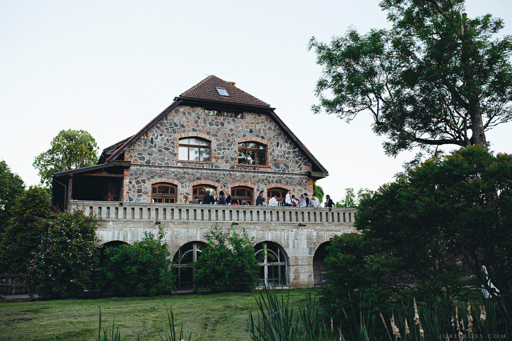 Agenturas Mīlestība organizētās kāzas Kuldīgā, balta volga un svinības