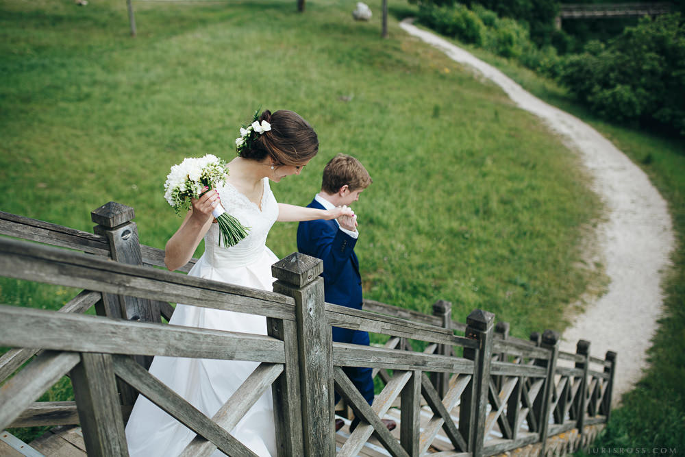 Agenturas Mīlestība organizētās kāzas Kuldīgā, balta volga un svinības