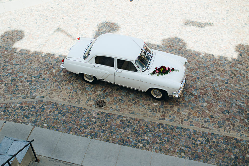 Agenturas Mīlestība organizētās kāzas Kuldīgā, balta volga un svinības