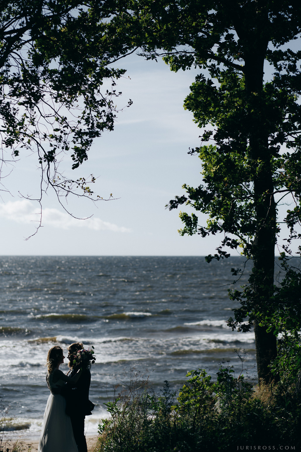 Kāzu solījums vējainā jūras krastā un mielasts romantiskā Liepupes mui