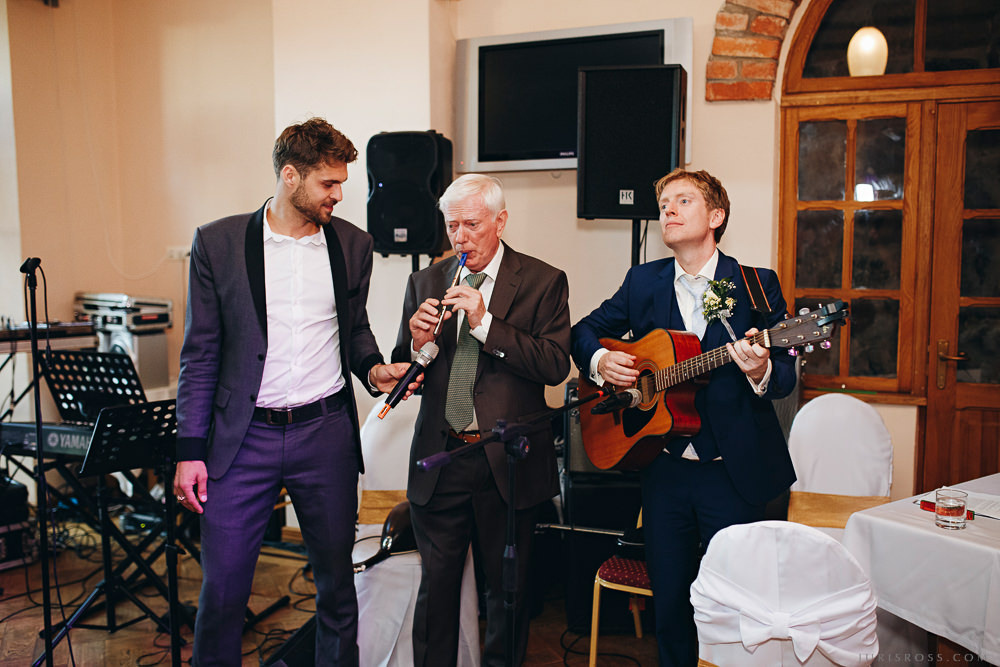 Agenturas Mīlestība organizētās kāzas Kuldīgā, balta volga un svinības