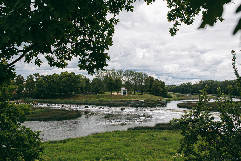 Agenturas Mīlestība organizētās kāzas Kuldīgā, balta volga un svinības
