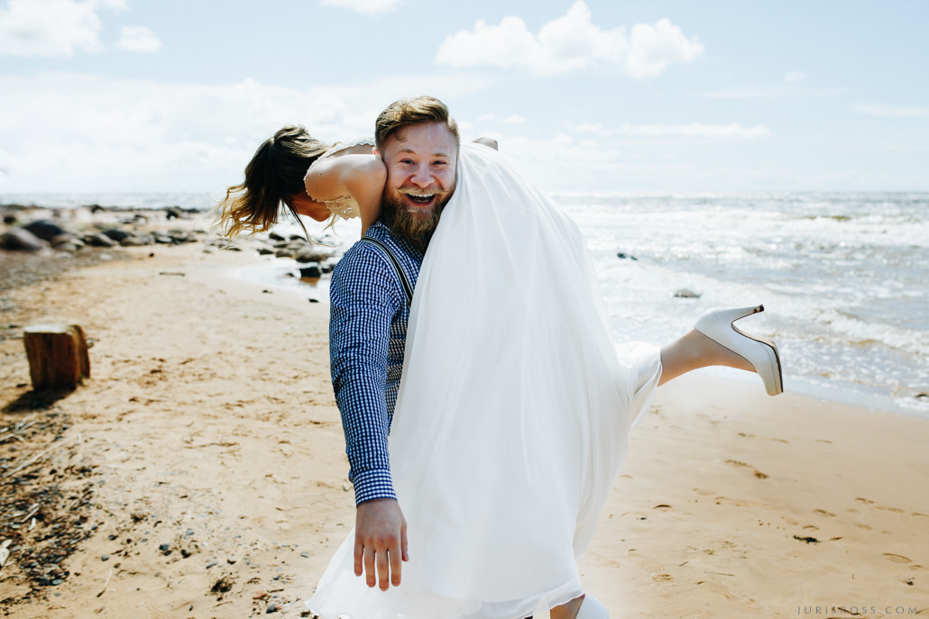 Kāzu solījums vējainā jūras krastā un mielasts romantiskā Liepupes mui