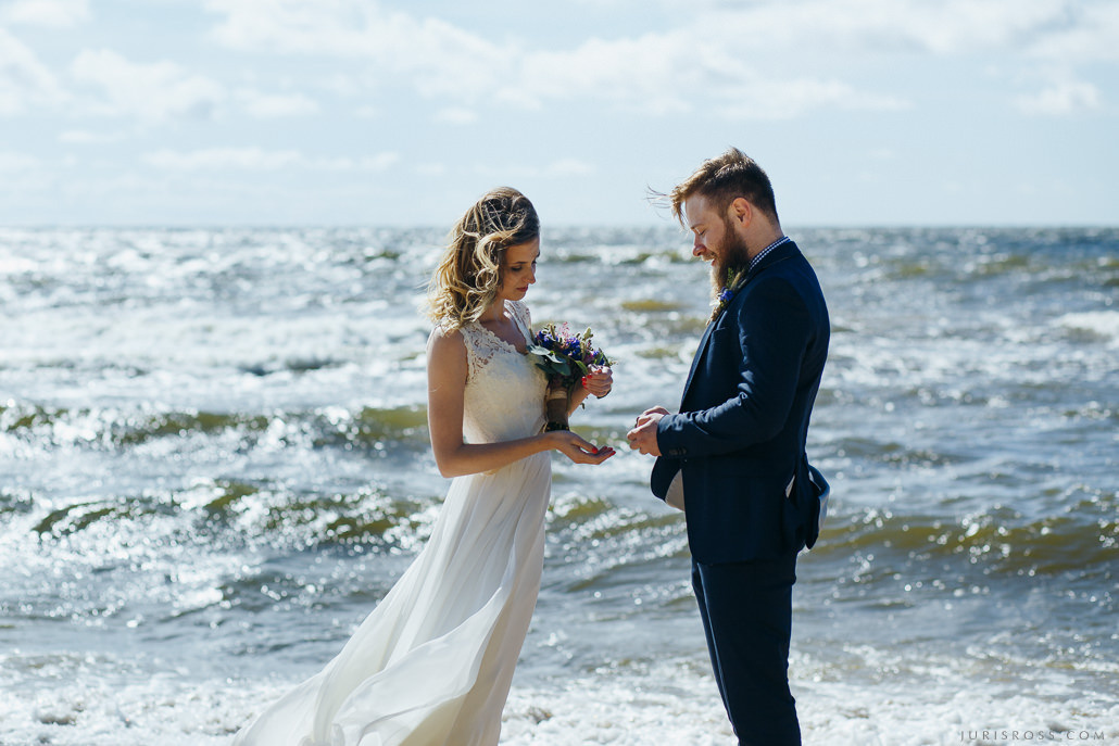 Kāzu solījums vējainā jūras krastā un mielasts romantiskā Liepupes mui