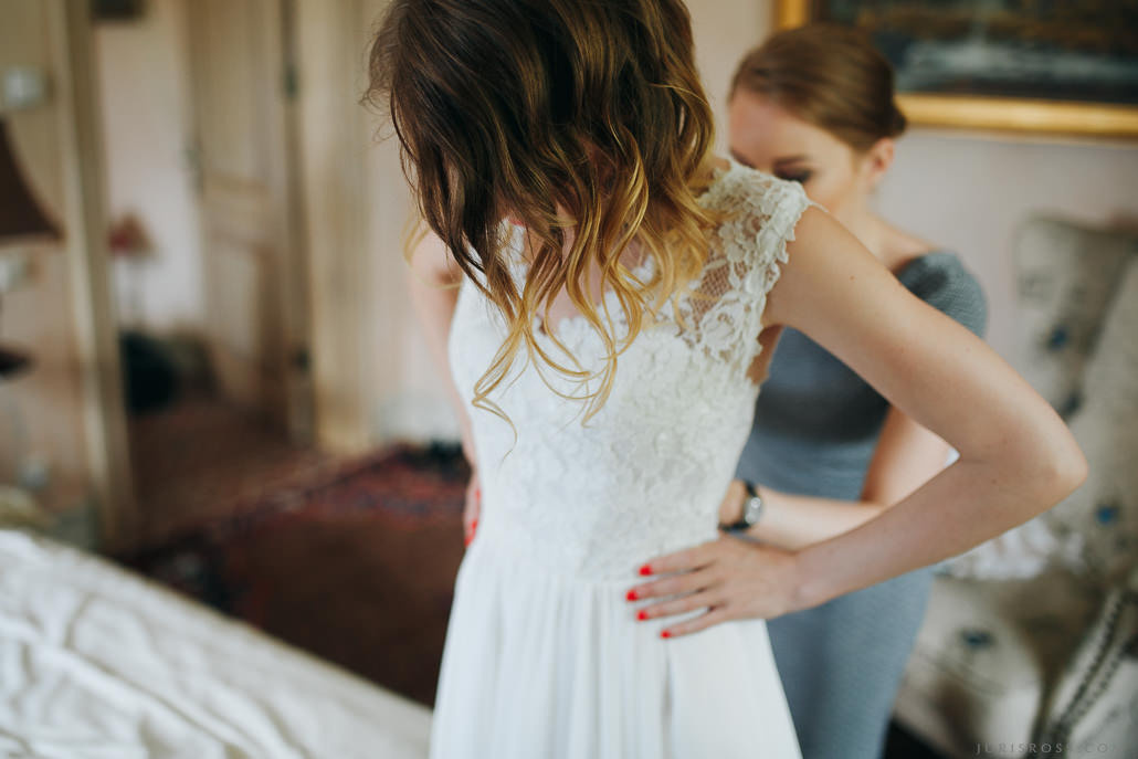 Kāzu solījums vējainā jūras krastā un mielasts romantiskā Liepupes mui