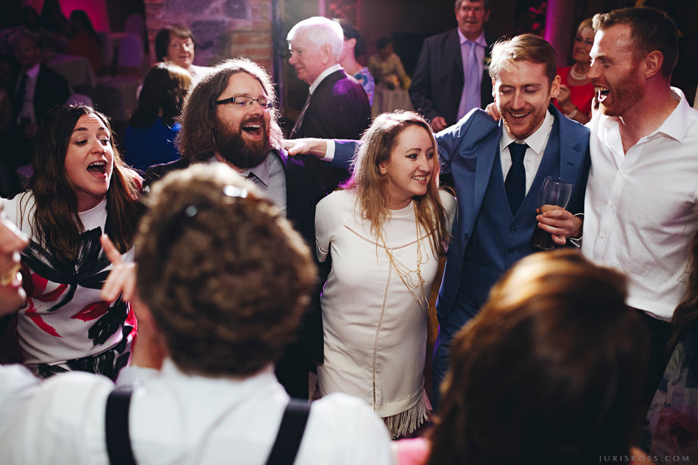 Agenturas Mīlestība organizētās kāzas Kuldīgā, balta volga un svinības