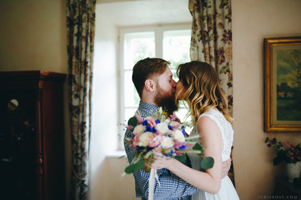 Kāzu solījums vējainā jūras krastā un mielasts romantiskā Liepupes mui