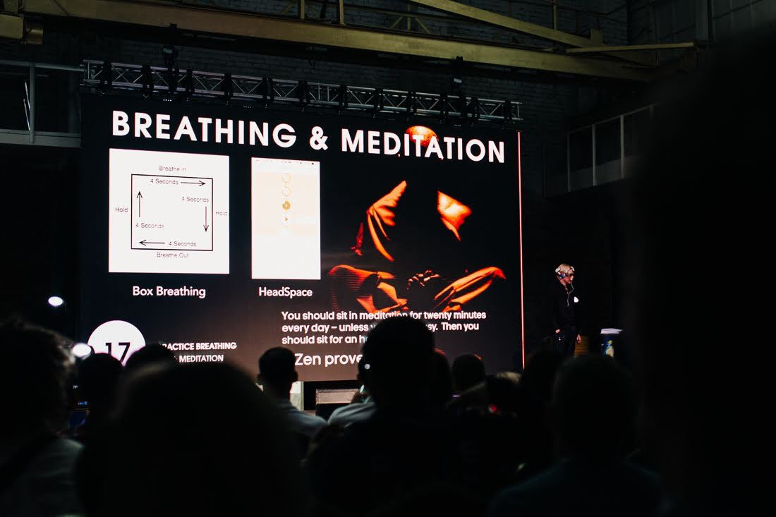 Biohakeru konference 2019 RISEBA hallē par miegu, uzturu, gavēšanu, rū