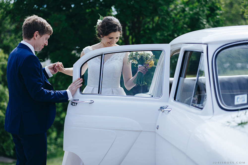 Agenturas Mīlestība organizētās kāzas Kuldīgā, balta volga un svinības