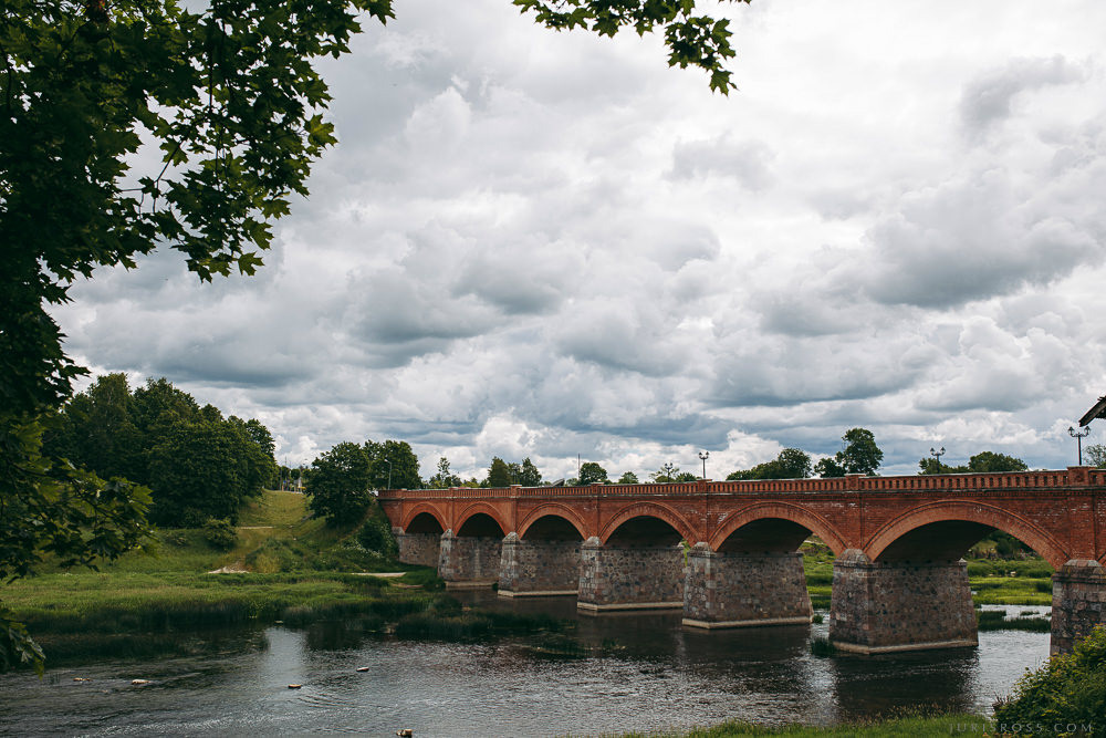 Agenturas Mīlestība organizētās kāzas Kuldīgā, balta volga un svinības