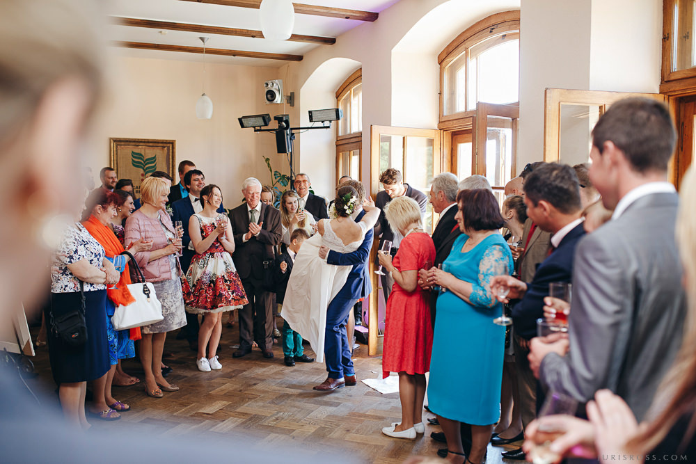 Agenturas Mīlestība organizētās kāzas Kuldīgā, balta volga un svinības