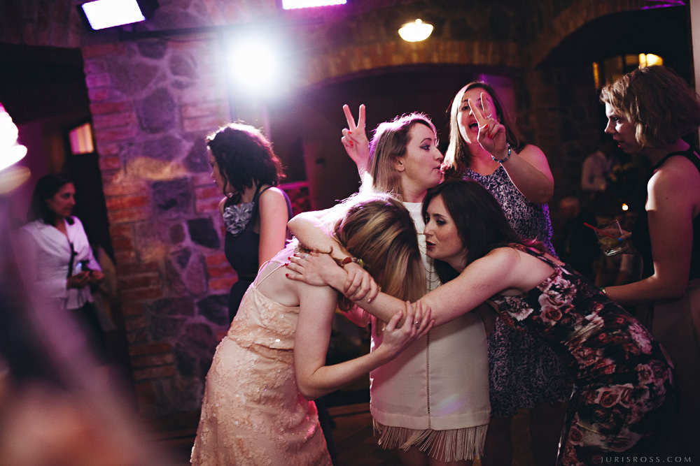 Agenturas Mīlestība organizētās kāzas Kuldīgā, balta volga un svinības