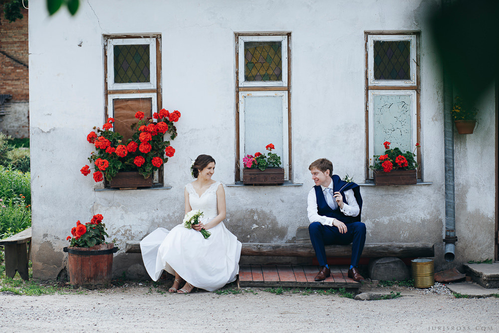 Agenturas Mīlestība organizētās kāzas Kuldīgā, balta volga un svinības