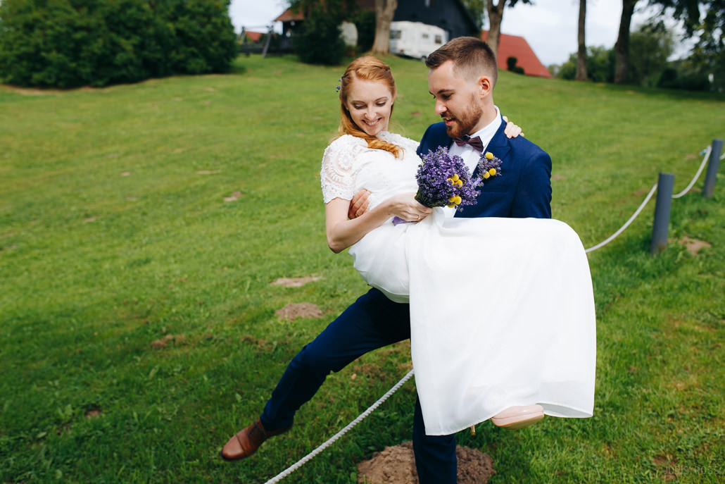 Kāzu diena ar lavandas aromātu Vidzemes lavandu audzētavā un svinības