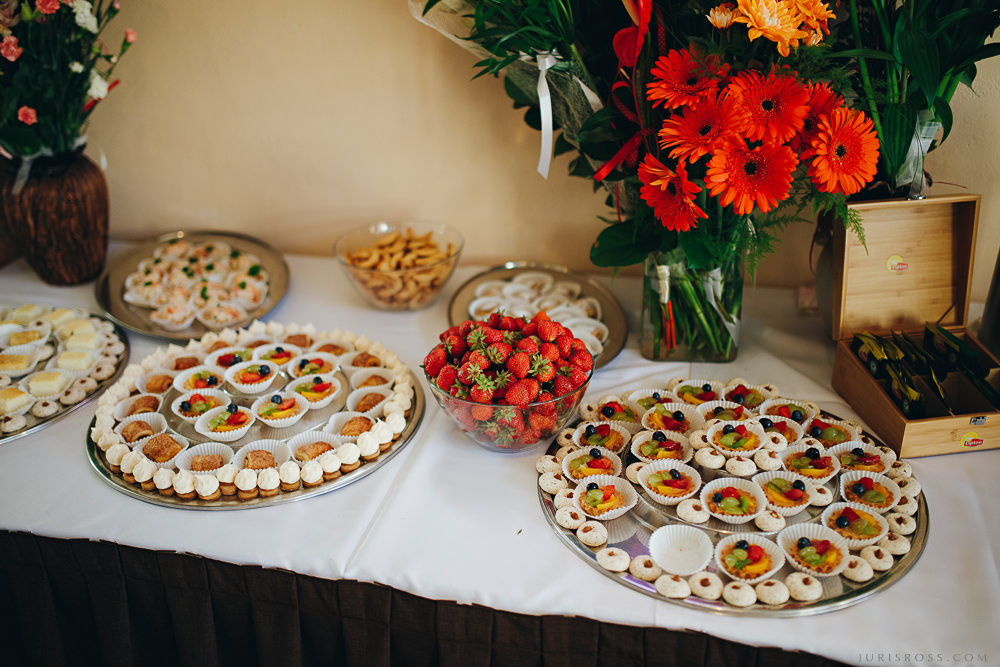 Agenturas Mīlestība organizētās kāzas Kuldīgā, balta volga un svinības