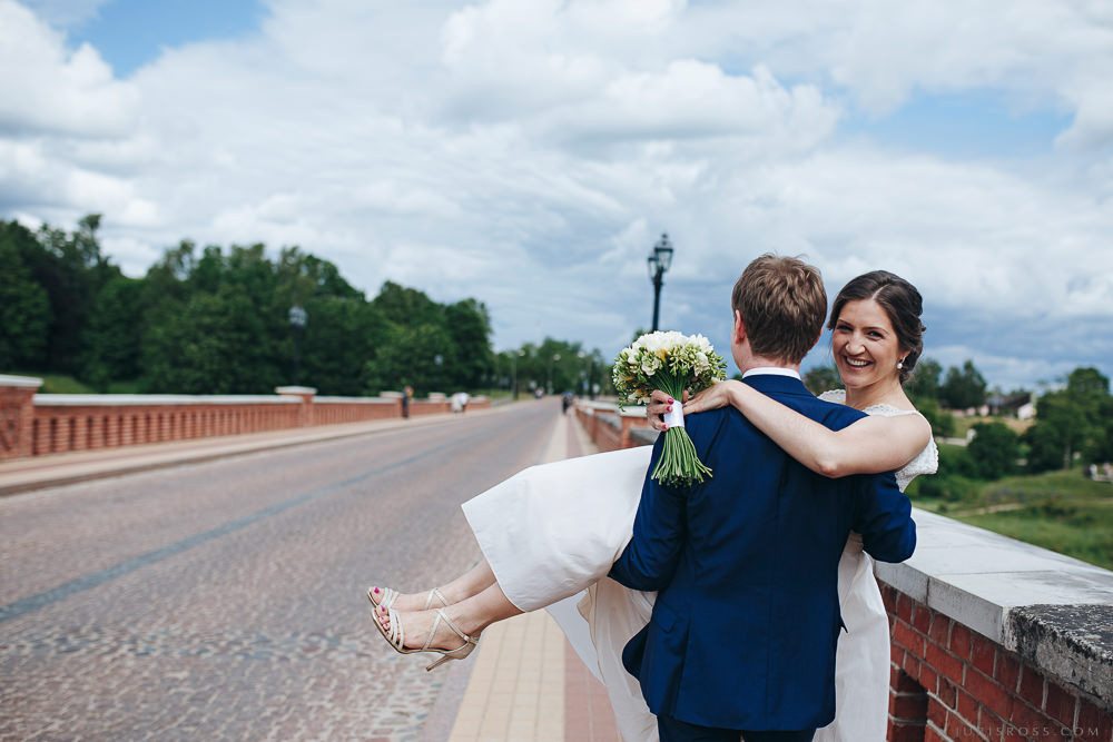 Agenturas Mīlestība organizētās kāzas Kuldīgā, balta volga un svinības